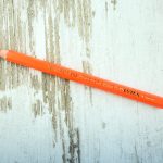 lyra oranje- bag-again, zero waste, houten highlighter potlood